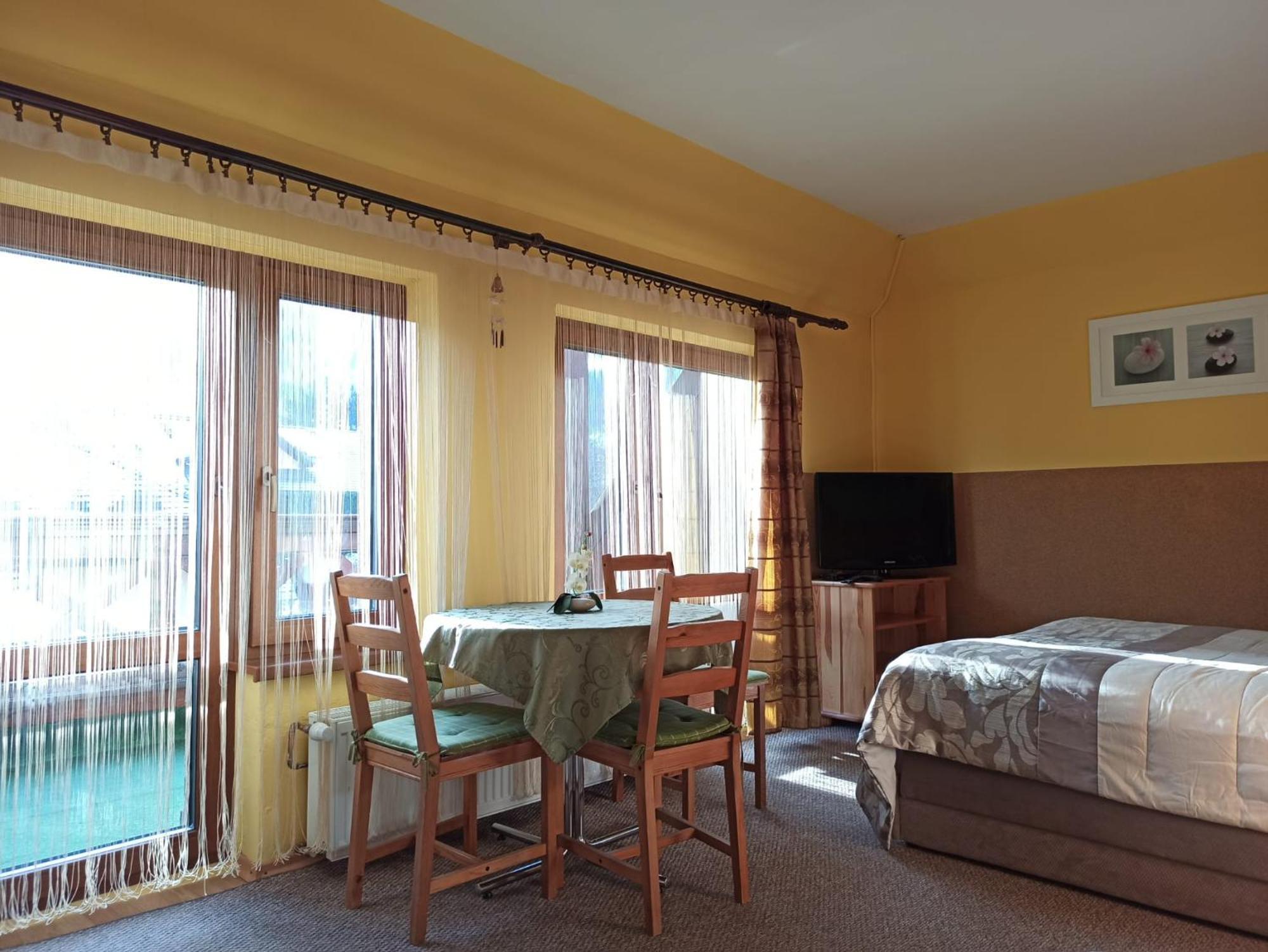 Olimp Pokoje I Apartamenty Щирк Екстериор снимка